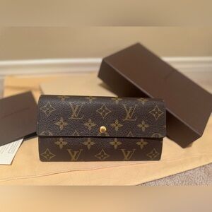 Pre loved Louis Vuitton Monogram Sarah wallet/**Authentic guaranteed**
